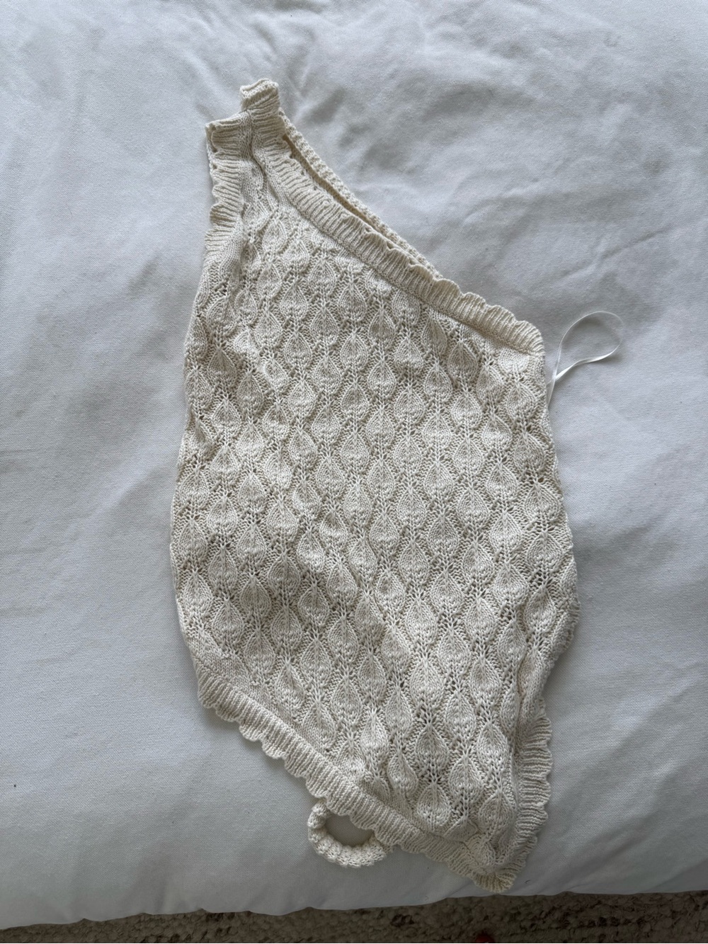 Edikted Cream One-Shoulder Knit Sweater Tank
